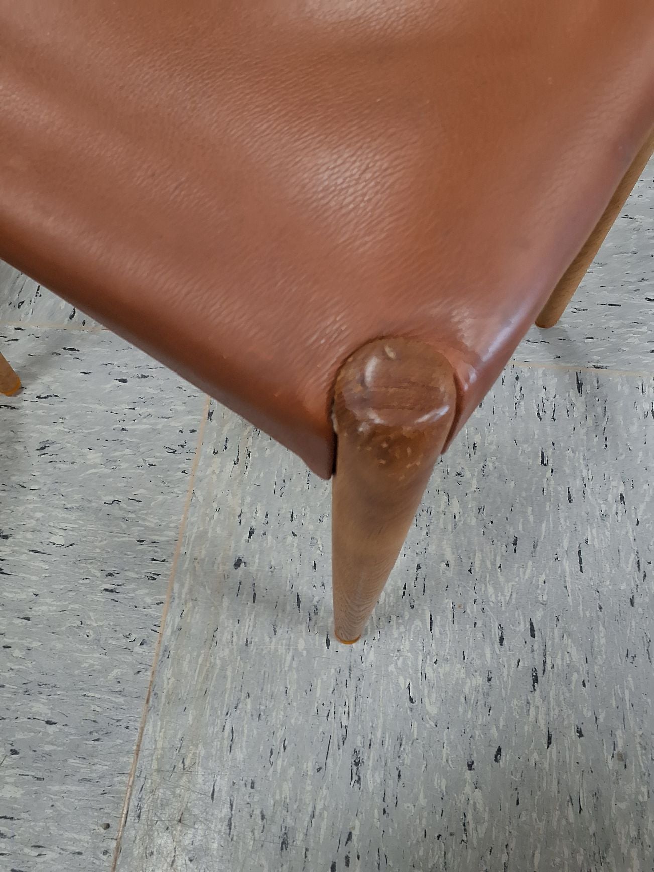 Spisebordstol i brun læder